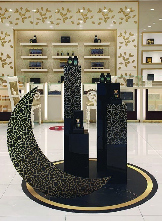 Crescent shaped mall decor display units